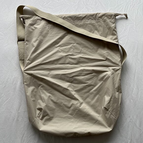 Uniqlo U Drawstring Shoulder Bag Natural - Picture 10 of 15